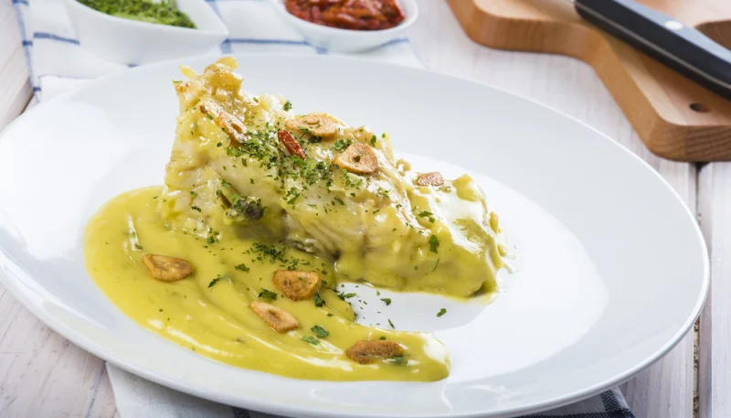 Poisson blanc en sauce crémeuse à la moutarde à l’ancienne