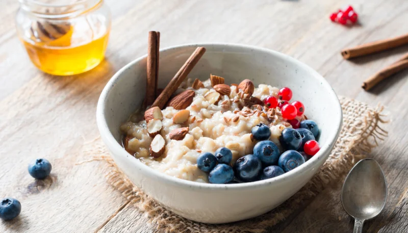 Porridge aux myrtilles, amandes et miel