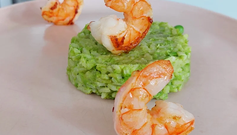 Risotto crémeux aux petits pois et crevettes poêlées