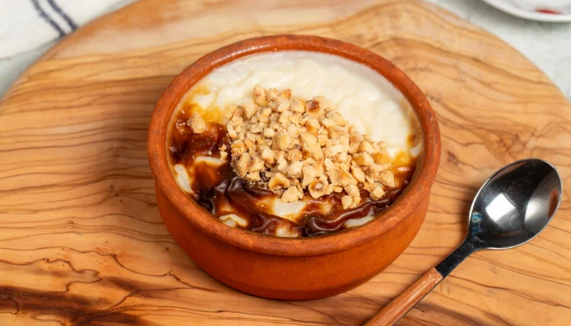 Riz au lait caramélisé et éclats de noisettes