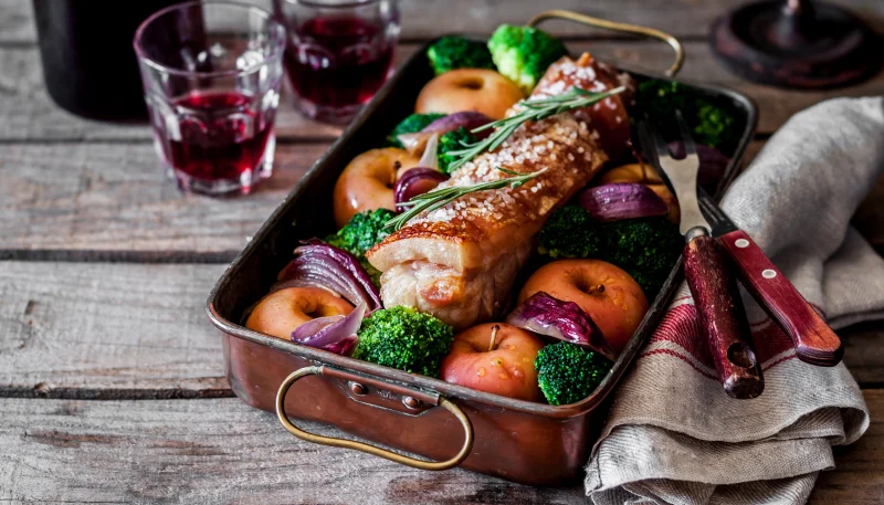 Rôti de porc croustillant aux pommes, oignons rouges et brocoli