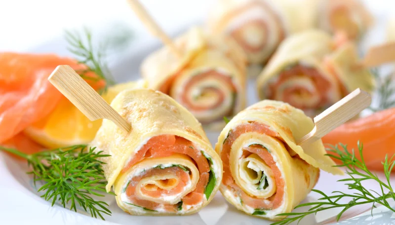 Roulés de crêpes au saumon fumé, fromage frais et roquette