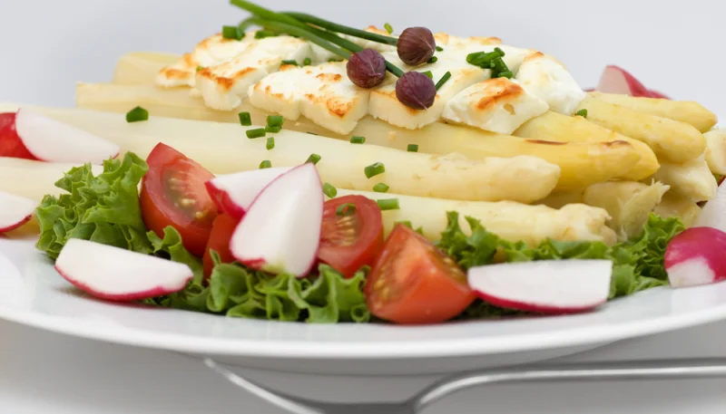 Salade de printemps aux asperges, radis et feta
