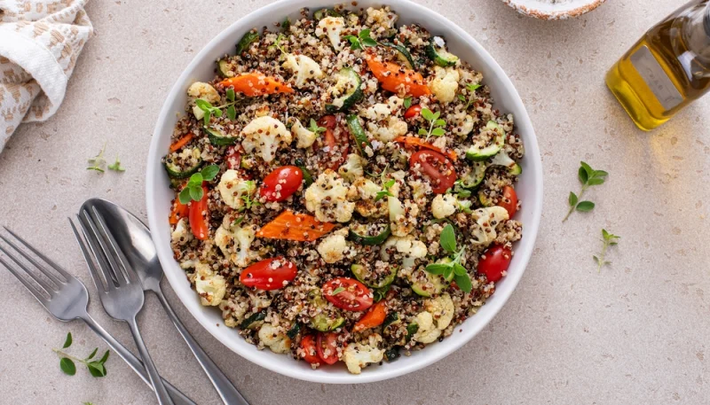 Salade de quinoa aux légumes grillés et tomates fraîches