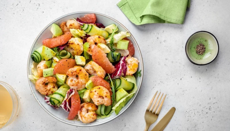 Salade fraîche aux crevettes, pamplemousse et avocat