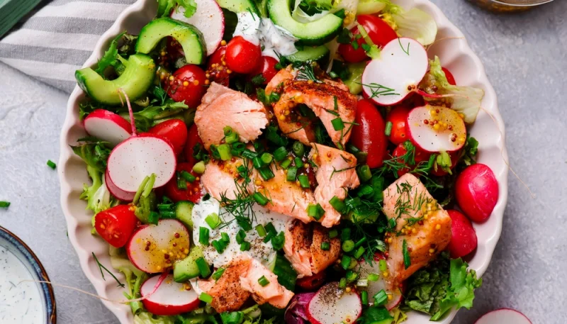 Salade fraîcheur au saumon et légumes croquants