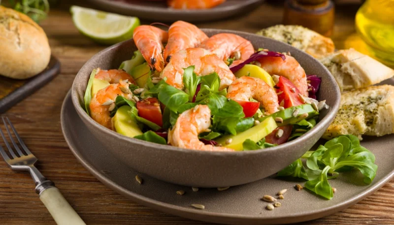 Salade fraîcheur aux crevettes, avocat et mangue