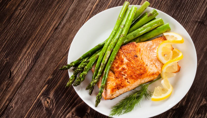 Saumon grillé et asperges croquantes au citron