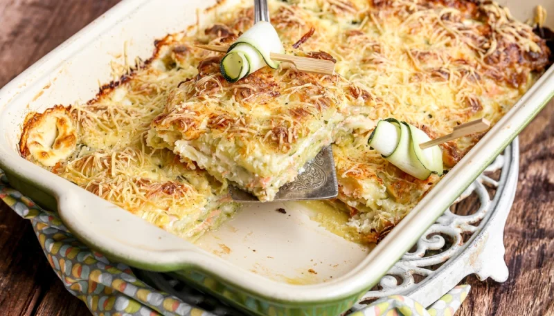 Plat de gratin de raviolis avec saumon et courgettes