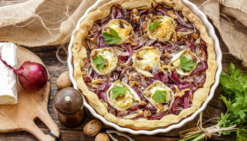 Tarte fine aux oignons rouges, chèvre et noix