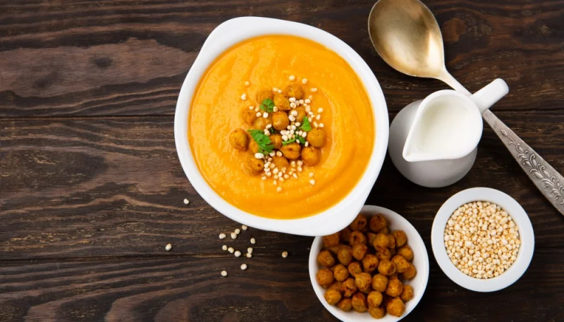 Velouté de courge et carotte aux pois chiches rôtis