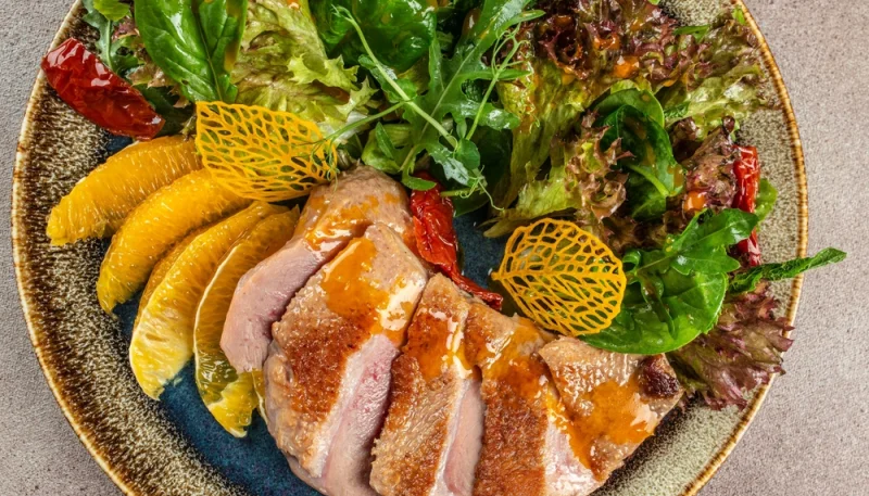 Magret de canard sauce à l’orange et salade verte