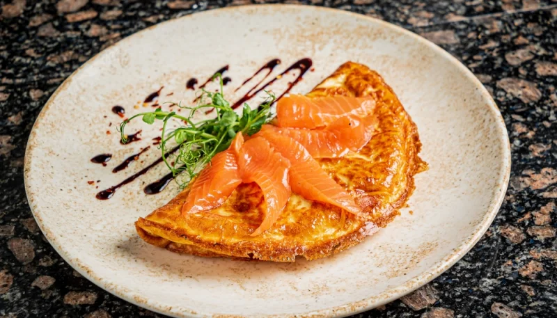 Omelette au saumon fumé et roquette