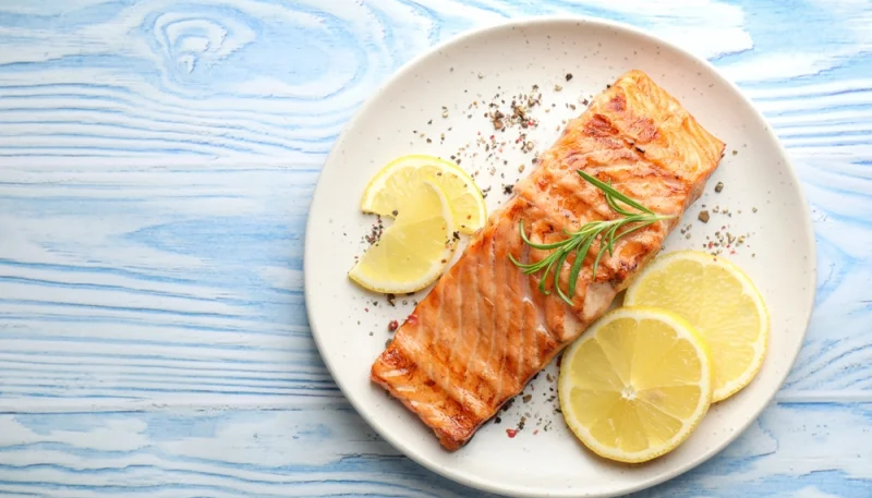 Saumon grillé au citron et romarin