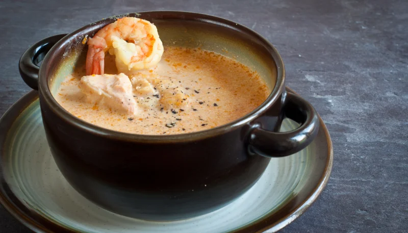 Soupe de poisson islandaise au saumon et aux crevettes