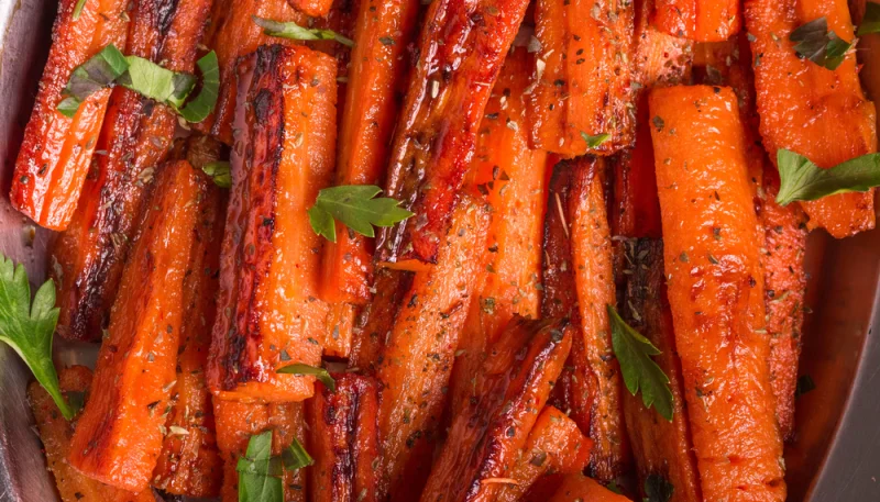Carottes fondantes rôties au four avec persil frais