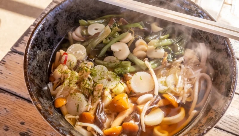 Soupe de soba japonaise aux légumes et champignons