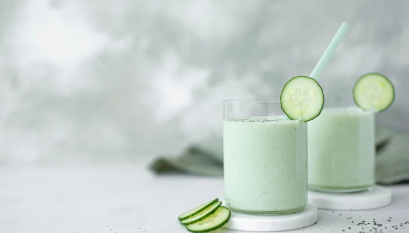 Soupe froide au concombre, menthe et microgreens