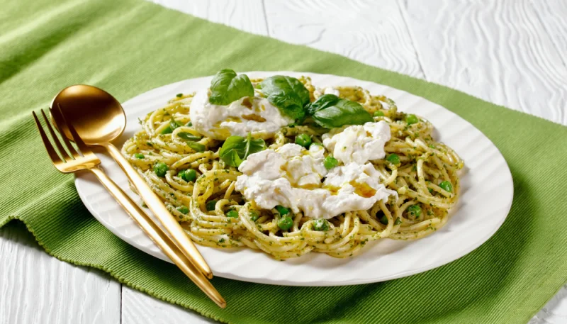 Spaghetti au pesto de basilic et burrata crémeuse