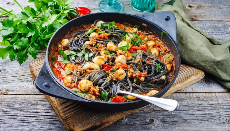 Spaghettis à l'encre de seiche et fruits de mer