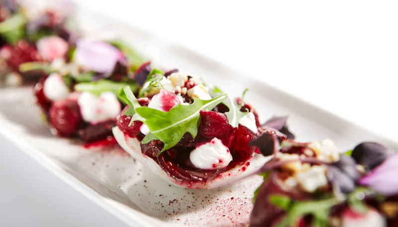 Tartare de fraises et chèvre frais sur toast grillé