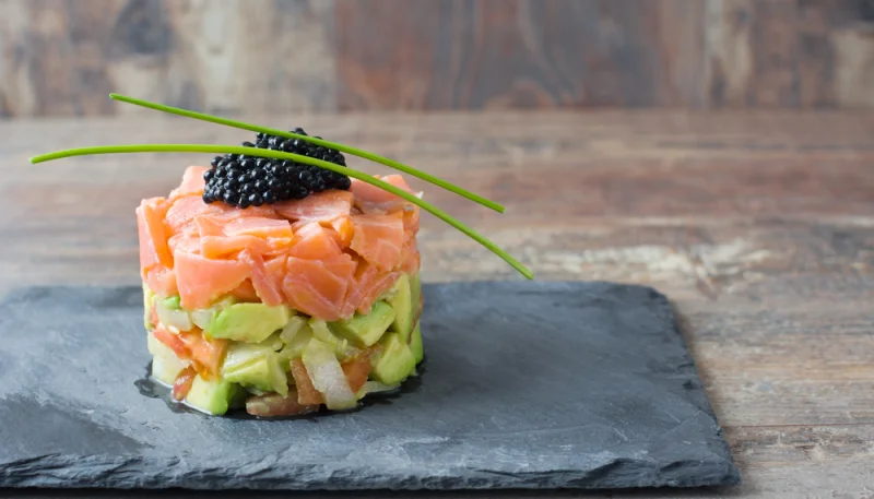 Tartare de saumon à l’avocat et œufs de poisson