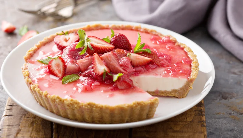Tarte aux fraises et rhubarbe sur base biscuitée