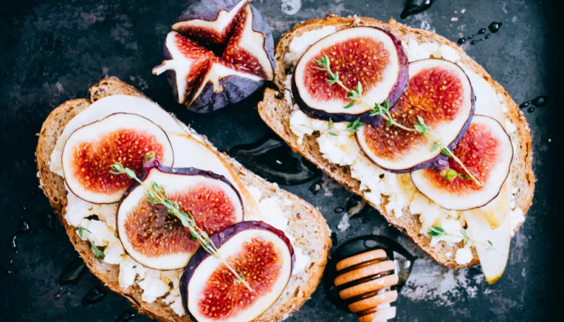 Tartines gourmandes au chèvre, figues et miel