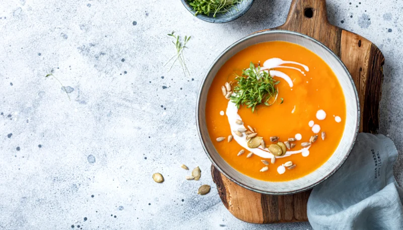 Velouté automnal de citrouille et carottes aux graines croquantes
