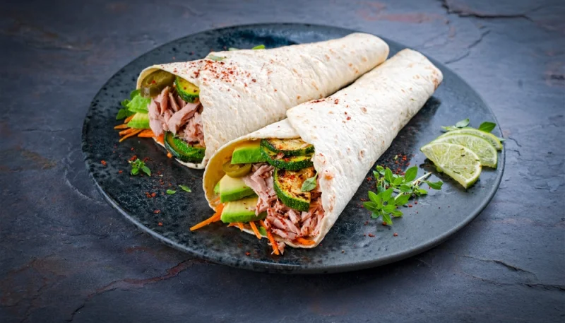 Wrap méditerranéen au thon, légumes grillés et avocat