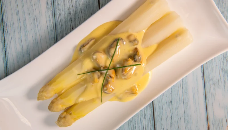 Asperges blanches sauce mousseline