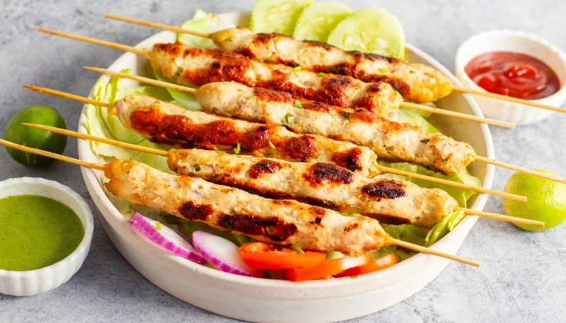 Brochettes de poulet marinées au yaourt et épices
