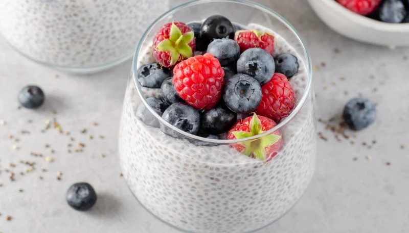 Chia pudding au lait d’amande et fruits de saison