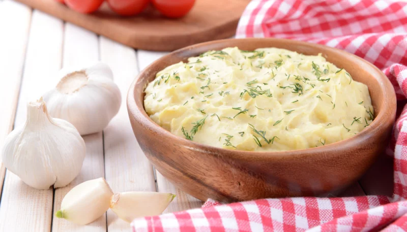 Écrasé de pommes de terre et ail confit