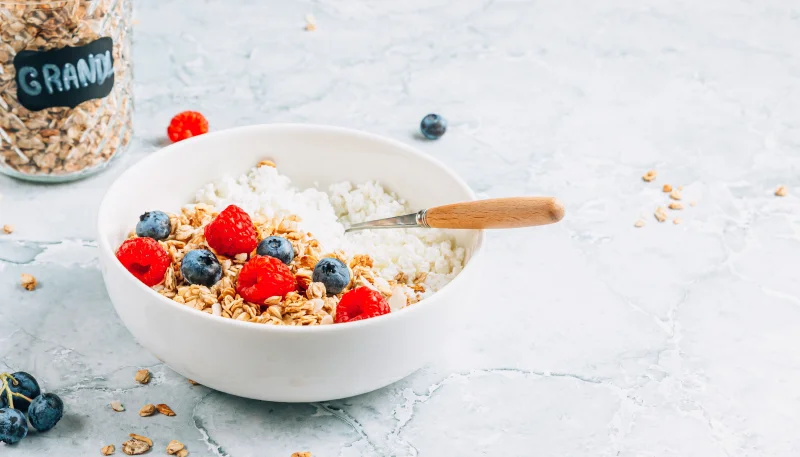 Fromage blanc aux fruits rouges et granola