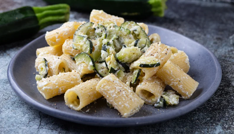 Pâtes aux courgettes, ail et ricotta