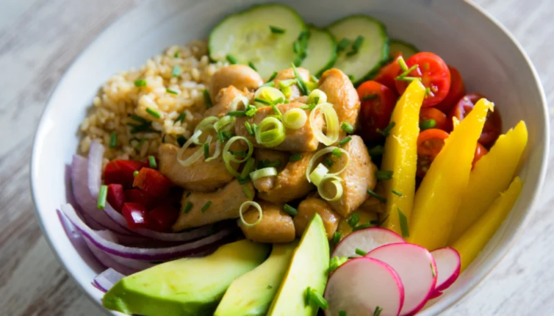🥗 Poké bowl au poulet mariné, avocat et mangue