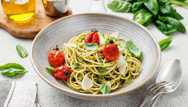 Spaghettis aux tomates cerises et basilic
