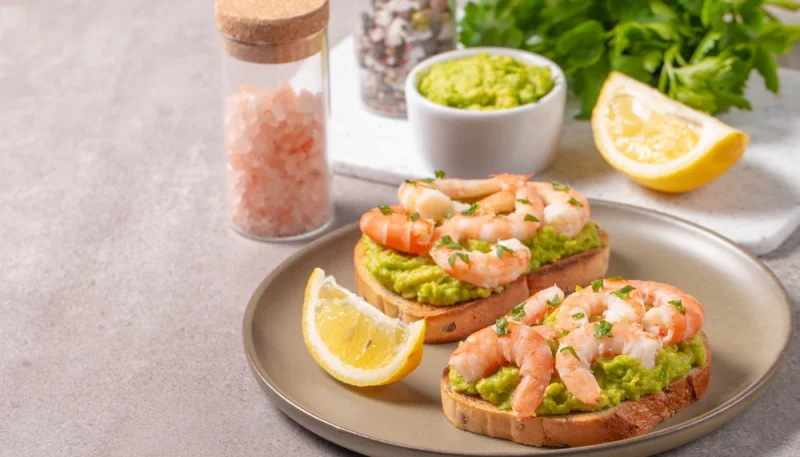 Tartines d’avocat, crevettes et citron vert