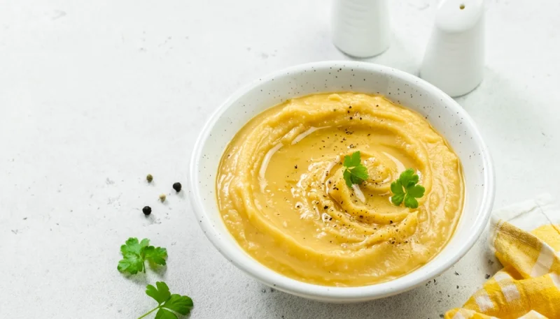 🥣 Velouté de pois cassés aux poireaux caramélisés – Soupe IG bas réconfortante et riche en fibres
