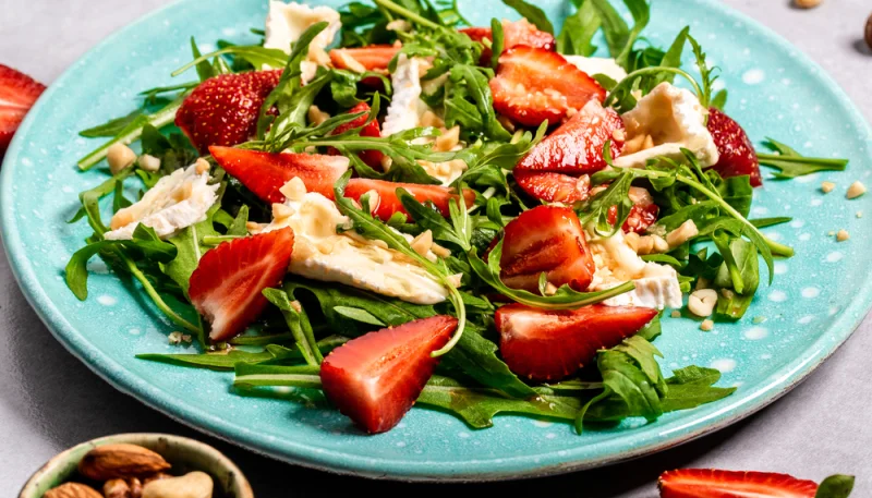 Salade de roquette, fraises et parmesan
