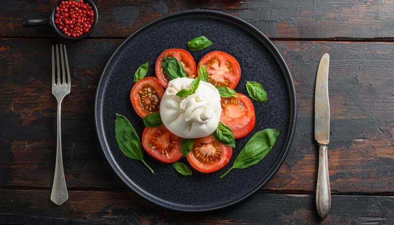 Salade de tomates anciennes et burrata