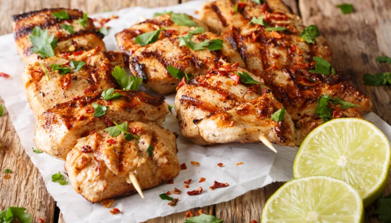 Brochettes de poulet marinées au citron et herbes