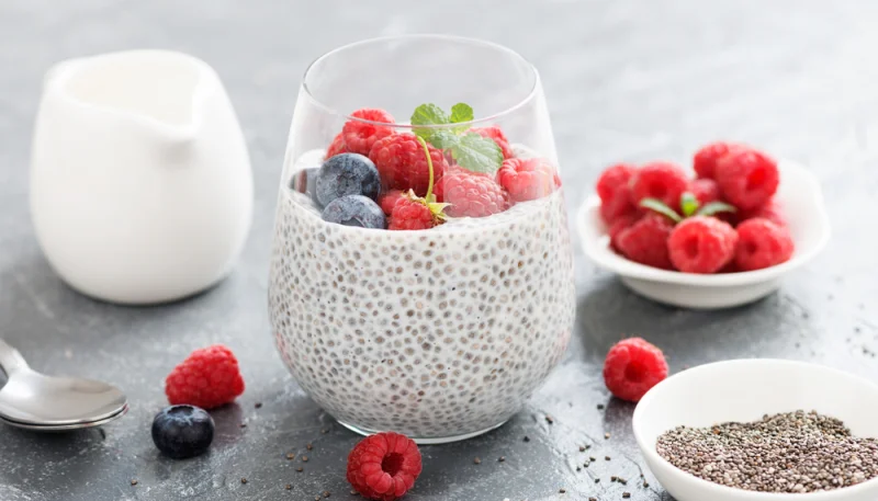 Chia pudding au lait d’amande et fruits rouges