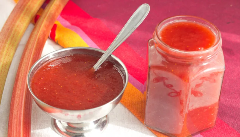 Compote rhubarbe-framboise maison