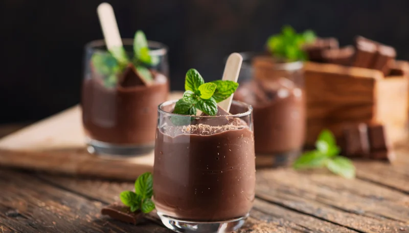 Crème dessert au chocolat et menthe fraîche