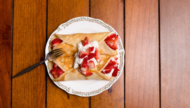 Crêpes roulées aux fraises et chantilly légère