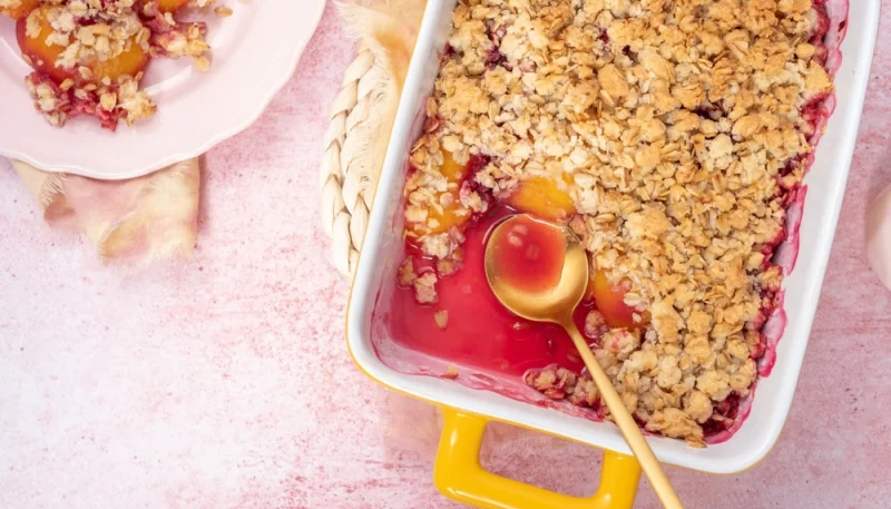 Crumble pêche-framboise croustillant