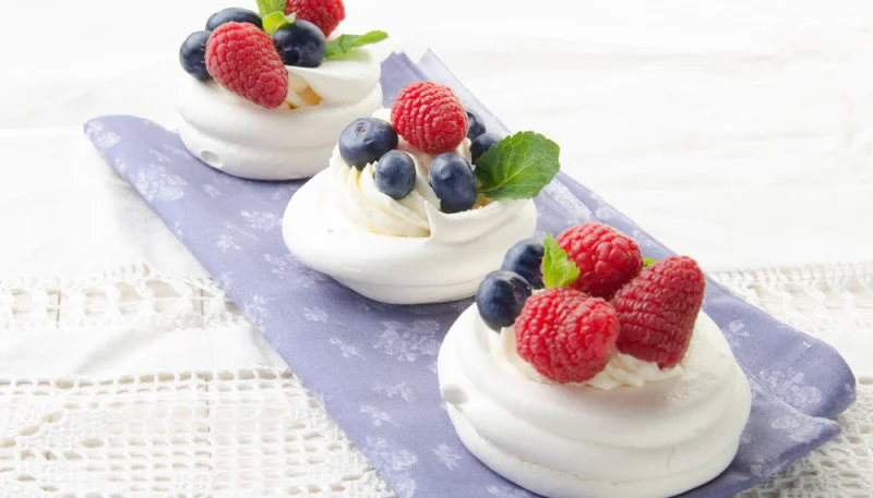Mini pavlovas aux fruits rouges