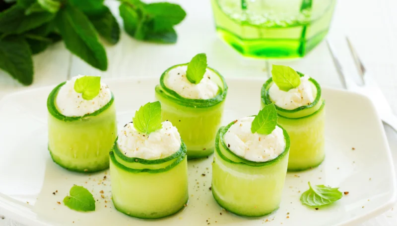 Rouleaux de courgettes au fromage frais et menthe
